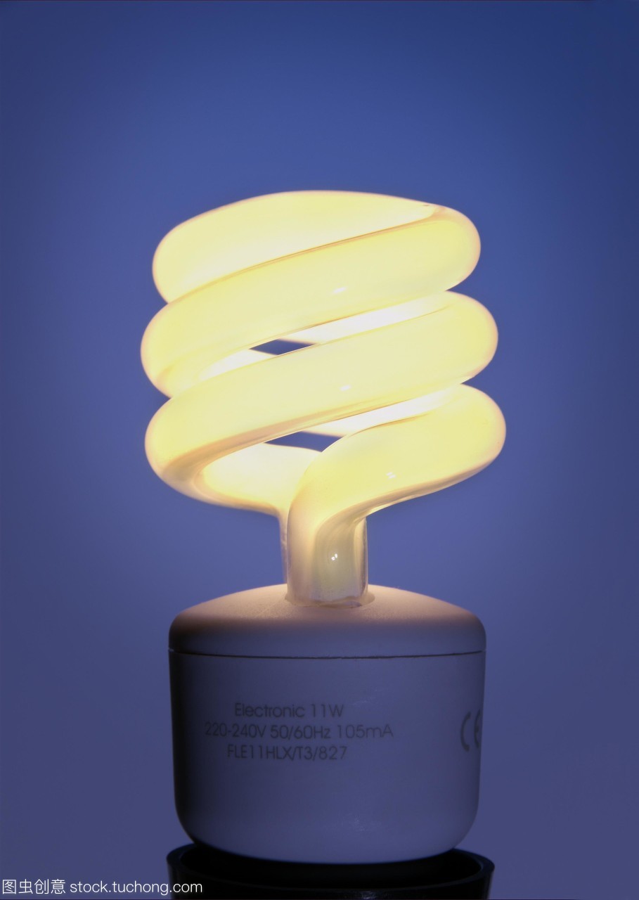 節能燈泡。這種緊湊型熒光燈泡由含有惰性氣體和汞蒸氣的含磷玻璃管組成。當電流通過管道時,汞氣體會被激發,并導致磷發光。普通的燈絲白熾燈只有10%的能量是光,其余的是熱量。緊湊型熒光燈比燈絲產生的熱量要少得多,因此更多的電能轉化為光,提高了效率。